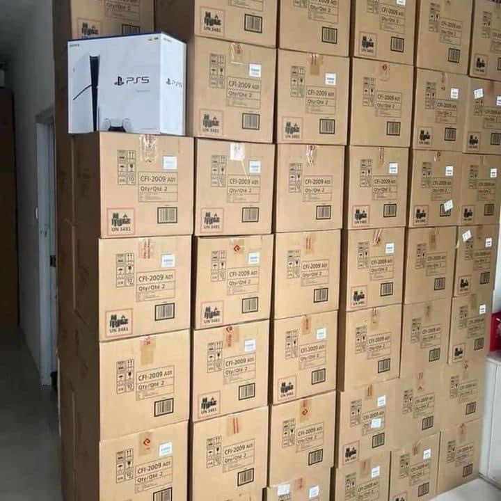 PS5 (PLAYSTION 5) digital and analog. 24 and 17 pieces per pallet respectively