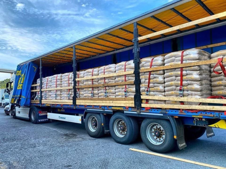 Wood pellets 60 bags per ton. Min order 10 ton